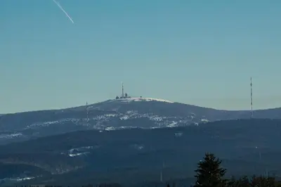 Ein allgemeiner Bergblick oder ein Berglick von des Ferienhauses aus