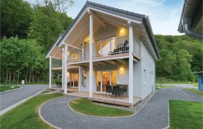 Das Gebäude in dem sich das Ferienhaus befindet
