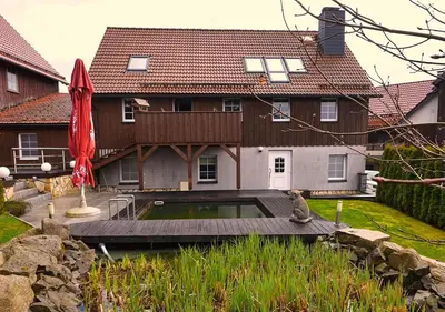 Das Gebäude in dem sich das Ferienhaus befindet