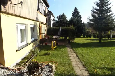 Ein Garten an der Unterkunft Haus am Waldesrand