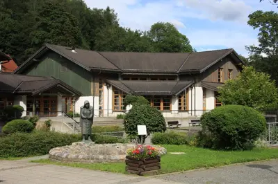 Das Gebäude in dem sich das Ferienhaus befindet
