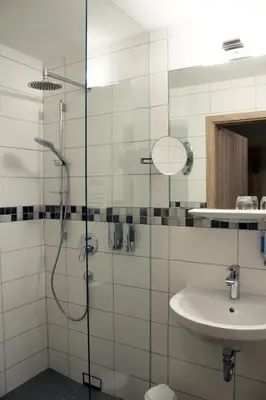 Ein Badezimmer in der Unterkunft Hotel garni Tilia