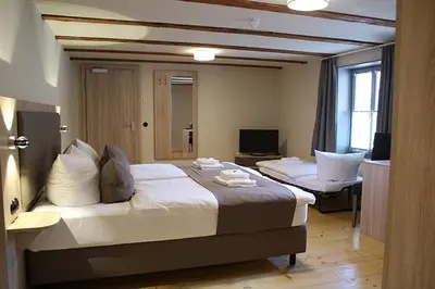 Ein Bett oder Betten in einem Zimmer der Unterkunft Hotel garni Tilia