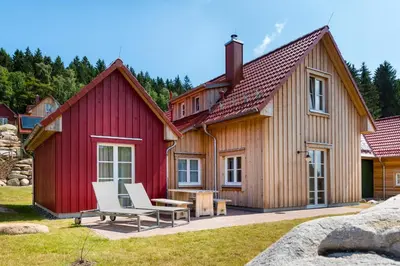 Das Gebäude in dem sich das Ferienhaus befindet