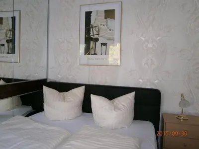 Ein Bett oder Betten in einem Zimmer der Unterkunft Paul Lincke Residenz