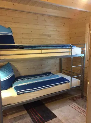 Ein Etagenbett oder Etagenbetten in einem Zimmer der Unterkunft Blockhäuser Harzblick