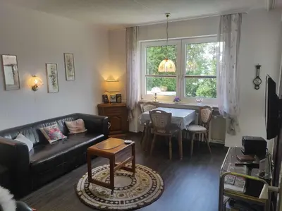 Ein Sitzbereich in der Unterkunft Ferienwohnung Schüler-Wolke 2