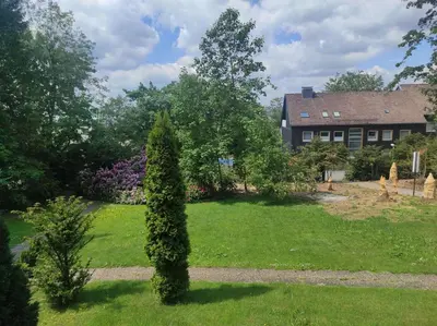Ein Garten an der Unterkunft Ferienwohnung Schüler-Wolke 2