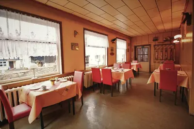 Ein Restaurant oder anderes Speiselokal in der Unterkunft Pension Haus Rodenstein