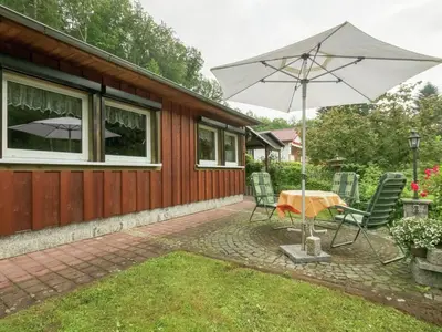 Ein Garten an der Unterkunft Bungalow in Neustadt nahe Barbarossa Höhle