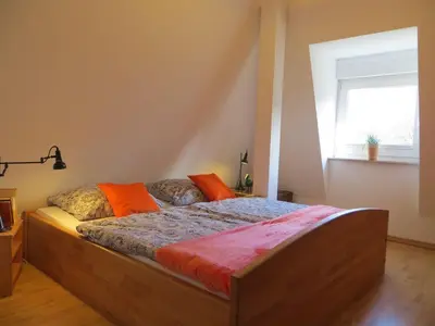 Ein Bett oder Betten in einem Zimmer der Unterkunft Weißes Haus am Kurpark, Fewo Bergblick