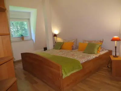 Ein Bett oder Betten in einem Zimmer der Unterkunft Weißes Haus am Kurpark, Fewo Waldblick