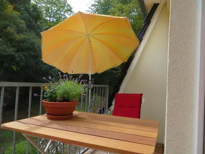Ein Balkon oder eine Terrasse in der Unterkunft Weißes Haus am Kurpark, Fewo Waldblick