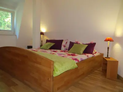 Ein Bett oder Betten in einem Zimmer der Unterkunft Weißes Haus am Kurpark, Fewo Waldblick
