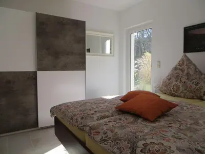 Ein Bett oder Betten in einem Zimmer der Unterkunft Weißes Haus am Kurpark, Fewo Gartenblick