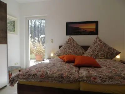 Ein Bett oder Betten in einem Zimmer der Unterkunft Weißes Haus am Kurpark, Fewo Gartenblick