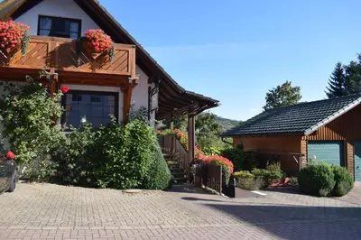 Das Gebäude in dem sich die Ferienwohnung befindet