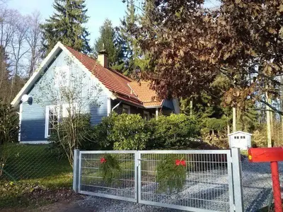 Das Gebäude in dem sich das Ferienhaus befindet