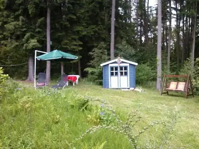Ein Garten an der Unterkunft Waldhäuschen