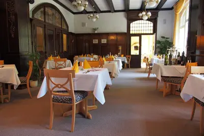 Ein Restaurant oder anderes Speiselokal in der Unterkunft Hotel Schlossvilla Derenburg