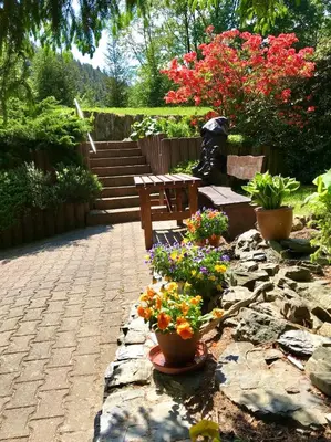 Ein Garten an der Unterkunft Bergcafé Mendorf