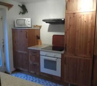 Küche/Küchenzeile in der Unterkunft Altes Tagelöhnerhaus von 1510 mit Garten und Parkplatz