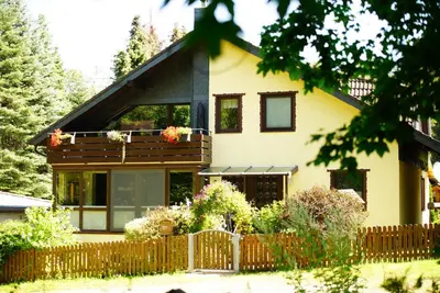 Ein Garten an der Unterkunft Ferienwohnung im Wald mit Kamin