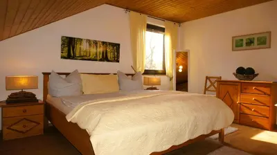 Ein Bett oder Betten in einem Zimmer der Unterkunft Ferienwohnung im Wald mit Kamin