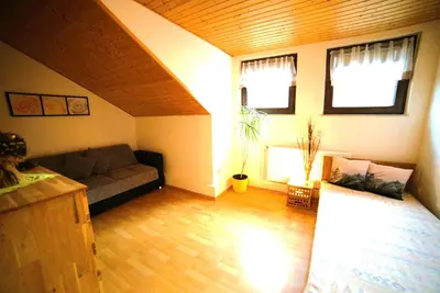 Ein Bett oder Betten in einem Zimmer der Unterkunft Ferienwohnung im Wald mit Kamin