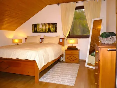 Ein Bett oder Betten in einem Zimmer der Unterkunft Ferienwohnung im Wald mit Kamin