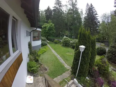 Ein Garten an der Unterkunft Pension - Der Berghof