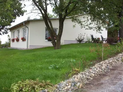 Ein Garten an der Unterkunft Ferienhäuser Am Eichenberg, Haus 2