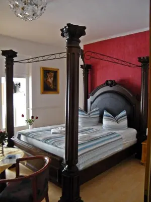 Ein Bett oder Betten in einem Zimmer der Unterkunft Pension Parkblick