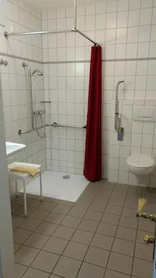 Ein Badezimmer in der Unterkunft Lindenhof, Gästehaus an der Teufelsmauer