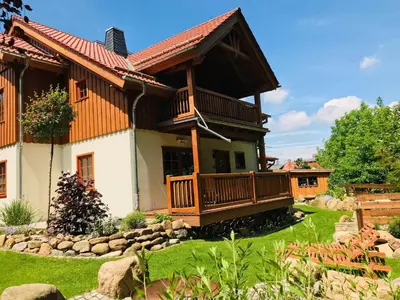 Das Gebäude in dem sich das Ferienhaus befindet
