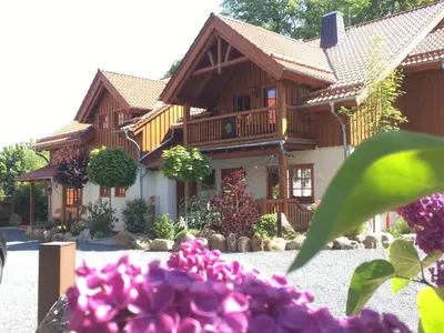 Das Gebäude in dem sich das Ferienhaus befindet