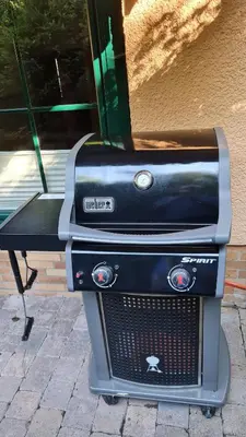 Ein für Gäste verfügbarer Grill im Ferienhaus