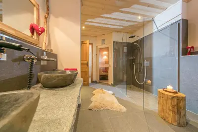 Ein Badezimmer in der Unterkunft Luxus Ferienhäuser Chalets zum Ilsetal mit Kamin & Sauna in Ilsenburg im Harz