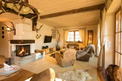 Ein Sitzbereich in der Unterkunft Luxus Ferienhäuser Chalets zum Ilsetal mit Kamin & Sauna in Ilsenburg im Harz