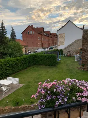Ein Garten an der Unterkunft Ecke - der Romanik