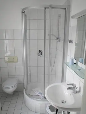 Ein Badezimmer in der Unterkunft Hotel Pension Am Kurzentrum
