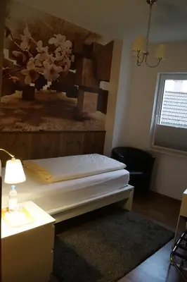 Ein Bett oder Betten in einem Zimmer der Unterkunft Hotel Pension Am Kurzentrum
