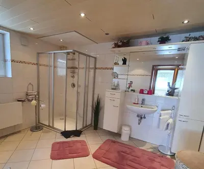 Ein Badezimmer in der Unterkunft 4 Sterne Ferienwohnung 140 qm im Haus Tina