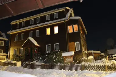 Das Gebäude in dem sich die Ferienwohnung befindet