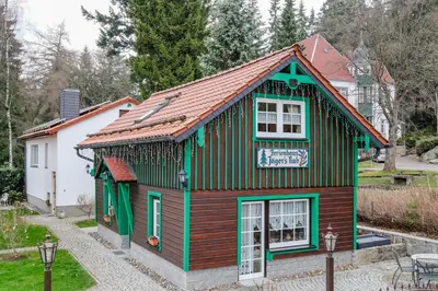 Das Gebäude in dem sich das Ferienhaus befindet