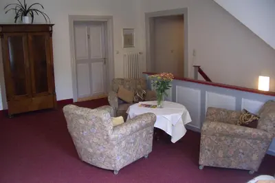 Ein Sitzbereich in der Unterkunft Gästehaus Verhoeven
