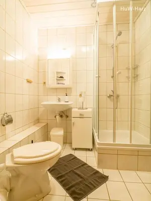 Ein Badezimmer in der Unterkunft Ruhiges Apartment am Waldrand mit Schlossblick