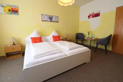 Ein Bett oder Betten in einem Zimmer der Unterkunft Hotel Weißes Roß