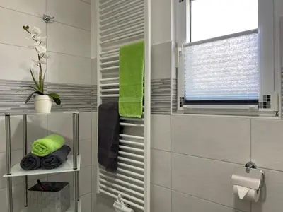 Ein Badezimmer in der Unterkunft SweetDreams - Stadtvilla von 1936 - bis 8 Pers - 150qm - 5 Schlafzimmer - 2 Bäder - Hunde willkommen