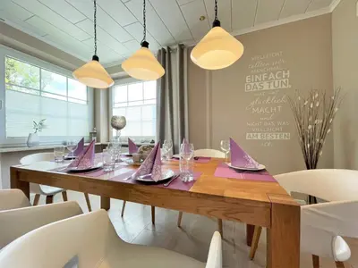 Ein Restaurant oder anderes Speiselokal in der Unterkunft SweetDreams - Stadtvilla von 1936 - bis 8 Pers - 150qm - 5 Schlafzimmer - 2 Bäder - Hunde willkommen